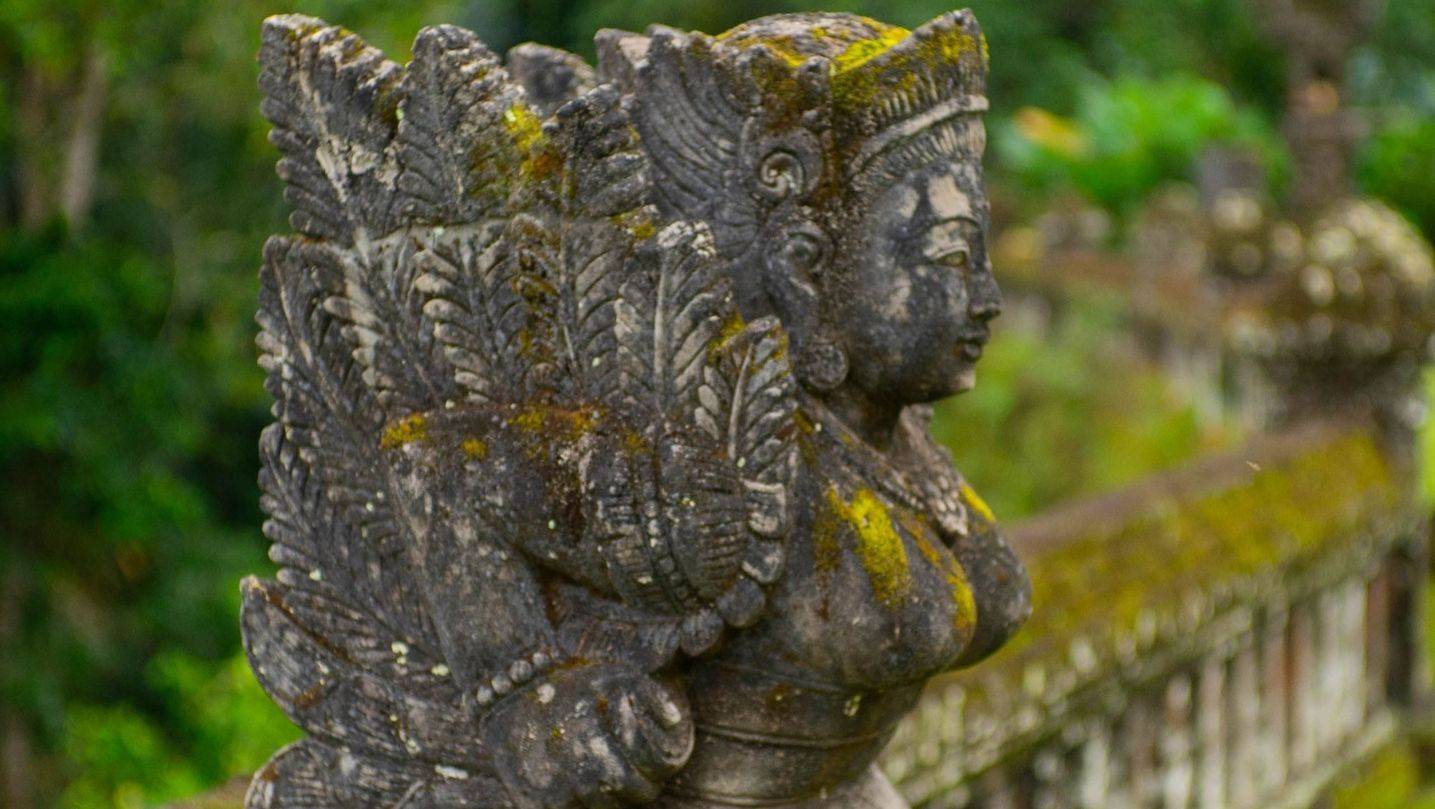 Cemul statue hotelpuriwulandari