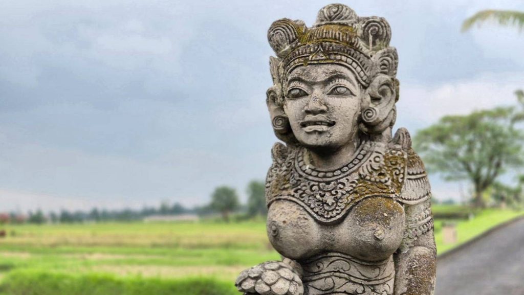 Cemul statue hotelpuriwulandari