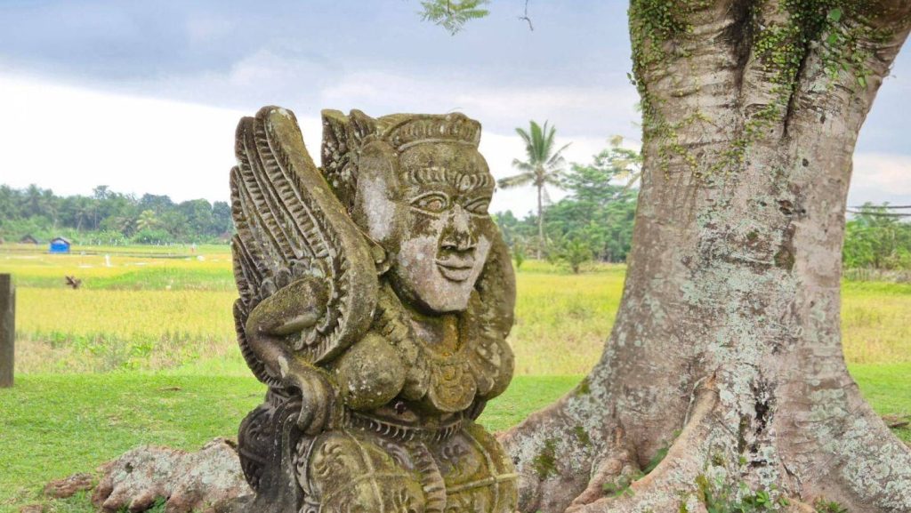Cemul statue hotelpuriwulandari